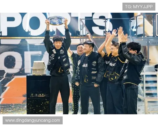 《全球电竞赛事激烈角逐 新晋战队崭露头角引关注》 《全球电竞赛事激烈角逐 新晋战队崭露头角引关注》